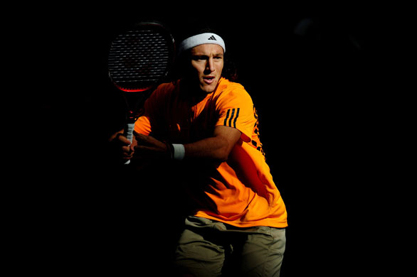 24sport: Juan Monaco gets ready to play a forehand return from the shadows
