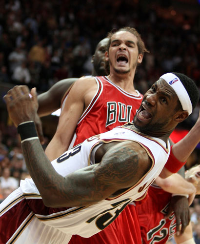 24sport: Cleveland Cavaliers O'Neal, front, and Miller of the Chicago Bulls 