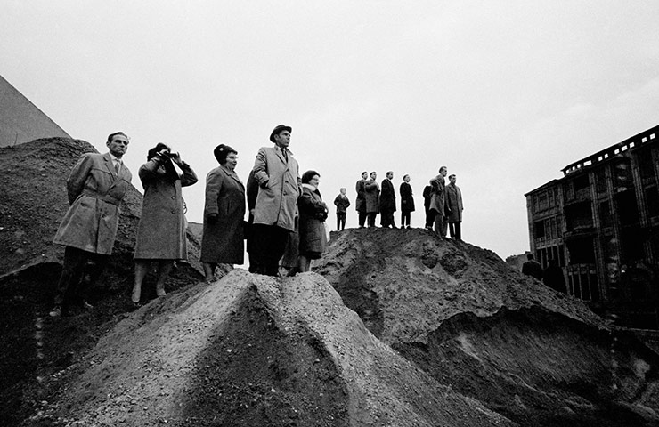 Europe 1945-2011: People looking to East Berlin from West Berlin, 1961