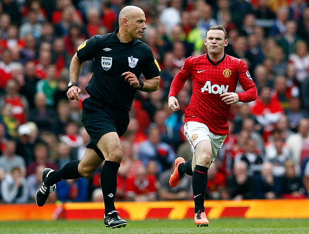 Manchester Utd vs Chelsea: Manchester United's Wayne Rooney shouts at referee Howard Webb making his a