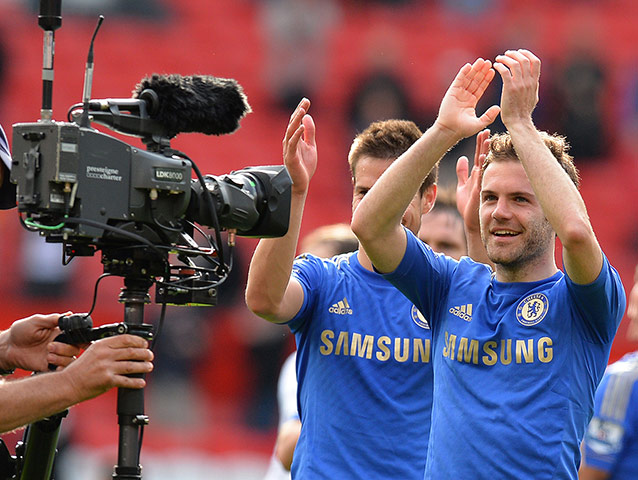 Manchester Utd vs Chelsea: Chelsea's Spanish midfielder Juan Mata milks the moment