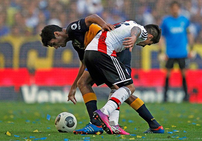 Superclasico: River Plate's Juan Iturbe (R) and Boca Juniors' Leandro Marin get tangled
