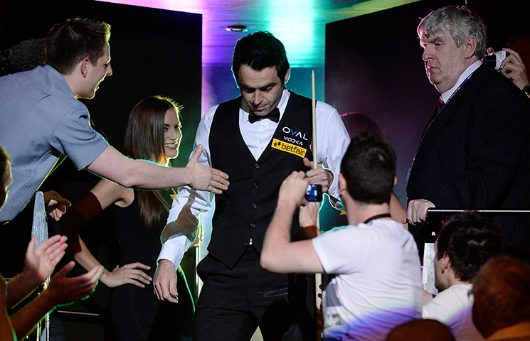 World Snooker: Ronnie O'Sullivan enters the arena for the final evening session