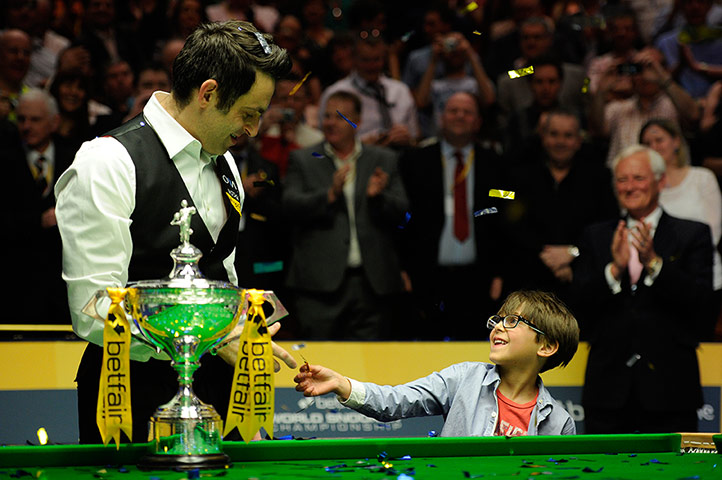 World Snooker: Ronnie O'Sullivan is handed a piece of ticker tape by his son Ronnie Jr