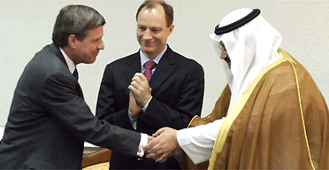 Paul Bremer shakes hands with Iraq's interim president, Ghazi al-Yawar