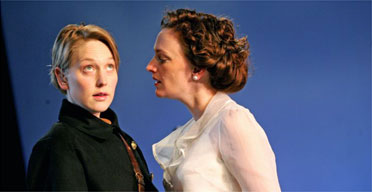 Hattie Morahan (Viola) and Susie Trayling (Olivia) in 
