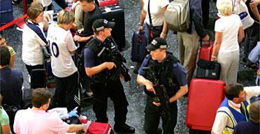 Female+airport+security+officer+gatwick