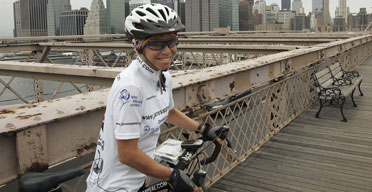 Jane Tomlinson cycling on the Brooklyn Bridge