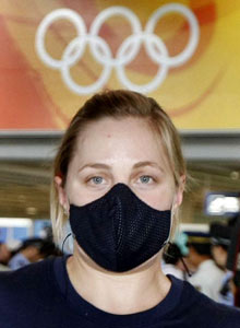 Beijing Olympics - žena s rouškou (Guardian)