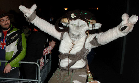 gamers queue overnight outside HMV in London for World of Warcraft, Wrath Of The Lich King 