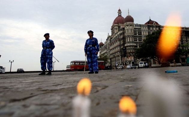 Gallery December 1 2008: Mumbai, India: Paramilitary forces stand guard