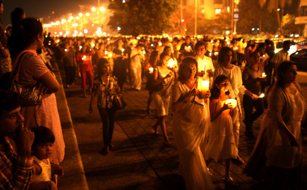 Gallery End of Mumbai Attacks: Mumbai Residents Hold Candlelit Vigil At Oberoi Hotel