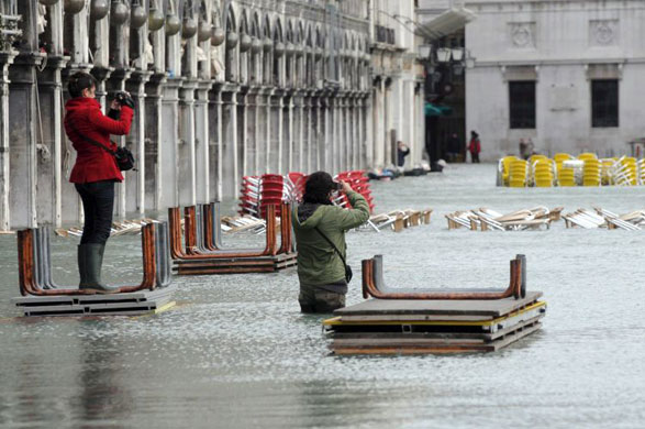 Gallery Flooding in Venice: Record high tides flood Venice