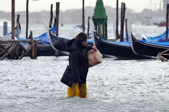 Gallery Flooding in Venice: Record high tides flood Venice