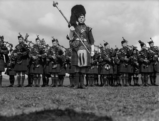 Gallery 12 days of christmas: 11 pipers piping