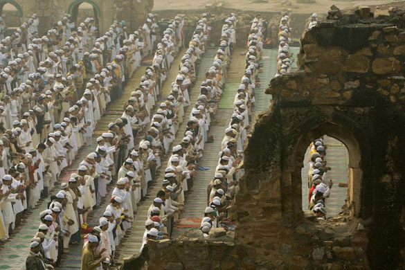 Gallery December 10 2008: Muslims offer Eid al-Adha prayers at the Ferozshah Kotla mosque
