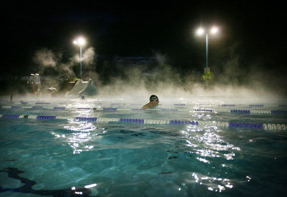 Gallery December 10 2008: London, UK: A swimmer takes a dip in the Hampton outdoor pool
