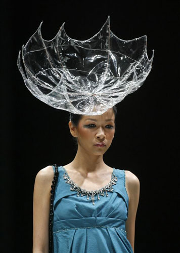 Gallery December 12 2008: Jakarta, Indonesia: A model presents creations by designer Rusli Tjohnardi