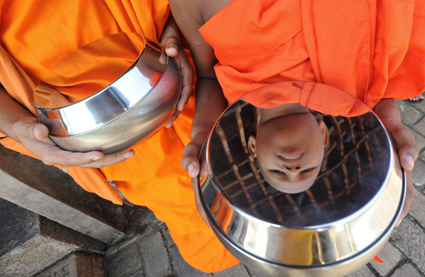 Gallery 24 hours in pictures: Sri Lankan Buddhist monk 