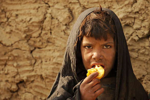Gallery 24 hours in pictures: Afghan girl eats a fruit 