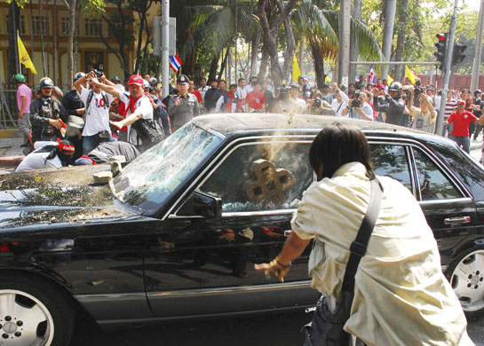 Thailand: Protesters attack a car coming out of parliament with rocks  in bangkok