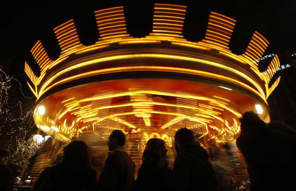 Gallery 17 December 1008: Athens, Greece: People look at a carousel at central Syntagma square