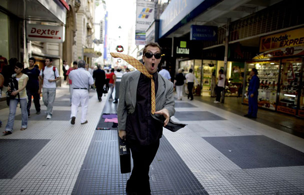 Gallery 17 December 1008: Buenos Aires, Argentina: A human statue in a shopping area