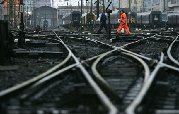 Gallery 17 December 1008: Budapest, Hungary: Workers beside the tracks on the third day of a strike