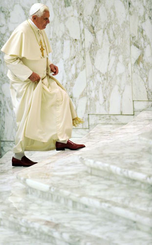 Gallery 17 December 1008: Vatican City, Vatican: Pope Benedict XVI after his weekly general audience