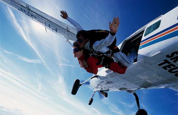 Pair skydive from aeroplane