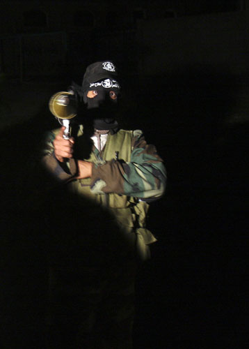 Gallery 24 hours in pictures : A masked Palestinian militant