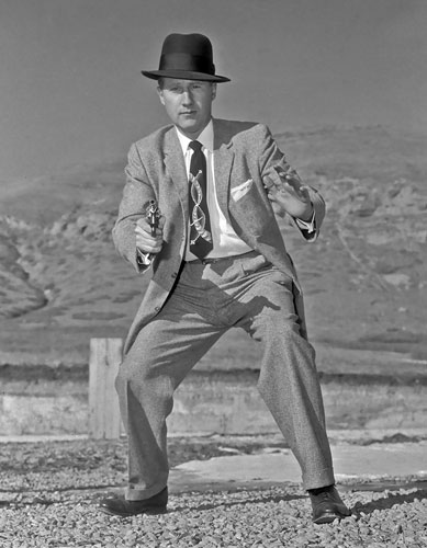 Gallery deepthroat dies : Salt Lake FBI chief Mark Felt shows off his pistol skills