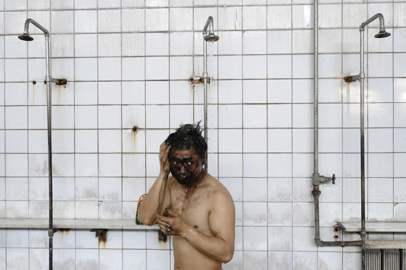 Gallery 19 December 2008: Changzhi, China: A coal miner showers at the Sanyuan Coal Mine