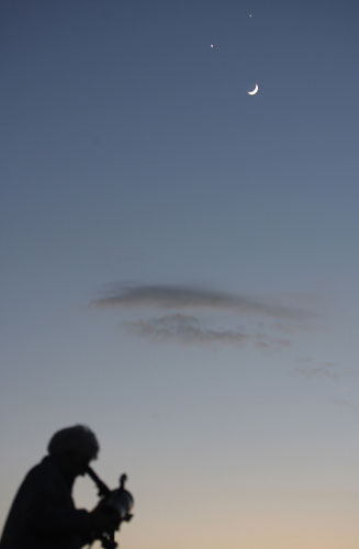 Gallery 24 hours in pictures : An astromomer observes the crescent moon in Kathmandu