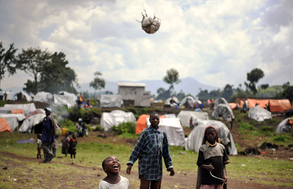 Gallery 24 hours in pictures : Congolese displaced children play among a makeshift shelters