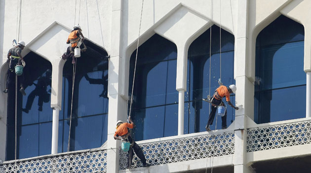 Gallery Mumbai hotels reopen: Indian workers paint the Taj Mhal hotel
