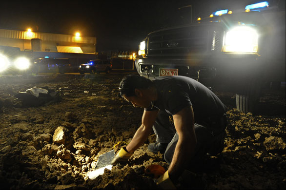 Gallery 24 hours : An Israeli sapper searches for the remains of a rocket