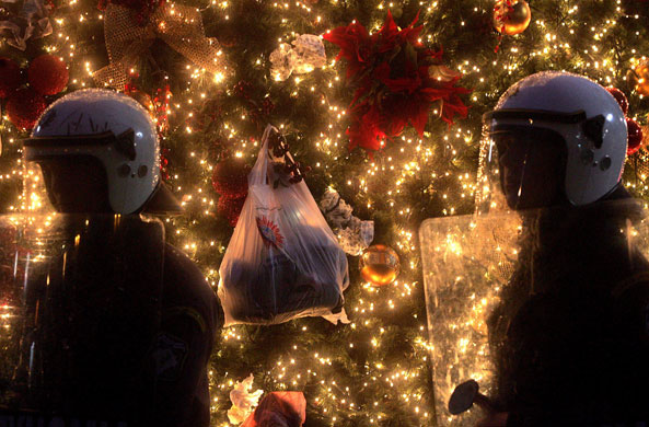 Gallery 24 hours : Riot police officers guard the Athens Christmas tree