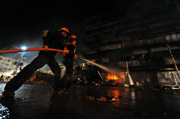 Gallery 22 December 2008: Rawalpindi, India: Rescuers extinguish fire at the burning shopping plaza