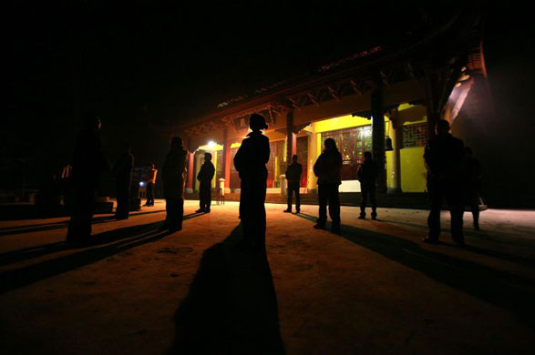 Gallery 22 December 2008: Chongqing, China: Young people attending a walking camp exercise