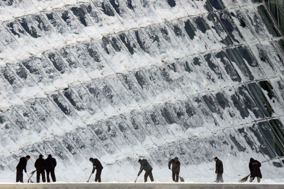 Gallery 22 December 2008: Tianjin, China: Local residents clear snow on a street