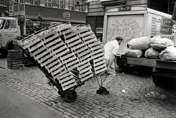 Gallery Christmas on the high st : 1972 A Covent Garden porter pulls his trolley laden with boxes of fruit