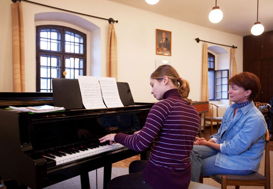 A piano lesson at Haydn's Music House