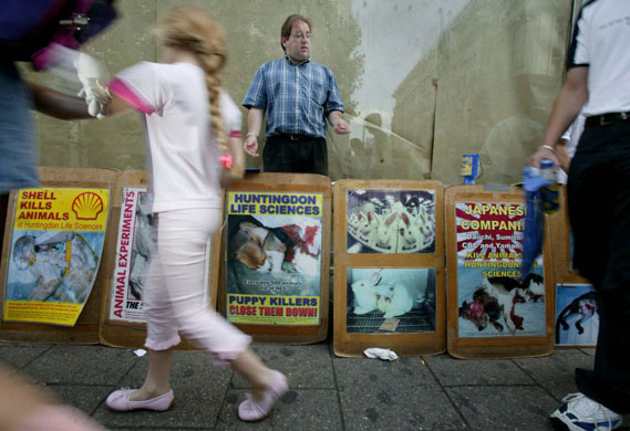Gallery Huntingdon Life Sciences: Gavin Medd-Hall on an anti-vivesection stall on Oxford Street, London