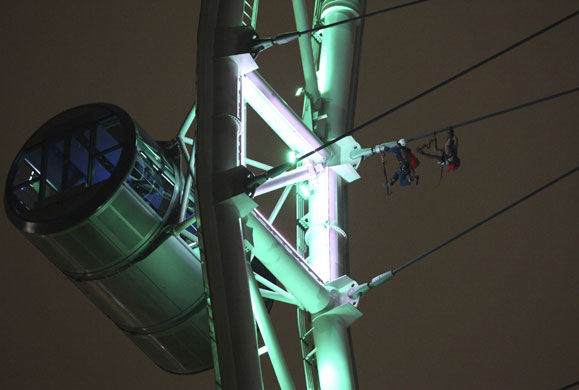Gallery Singapore Flyer: Rescue workers climb the spokes of the singapore flyer 