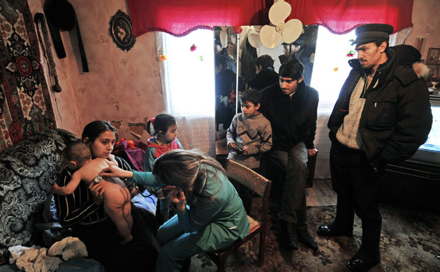 Gallery 24 hours in pictures: A doctor visits a Gipsy familly