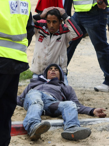 Gallery Ashkelon: A wounded Israeli lies on the ground 