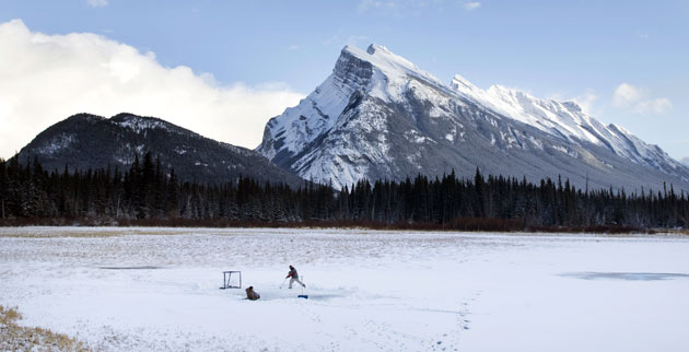 Gallery 24sport: Residents play pond ice hockey in Banff, Alberta