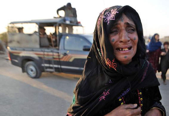Gallery December 3 2008: Karachi, Pakistan: An Afghan refugee cries