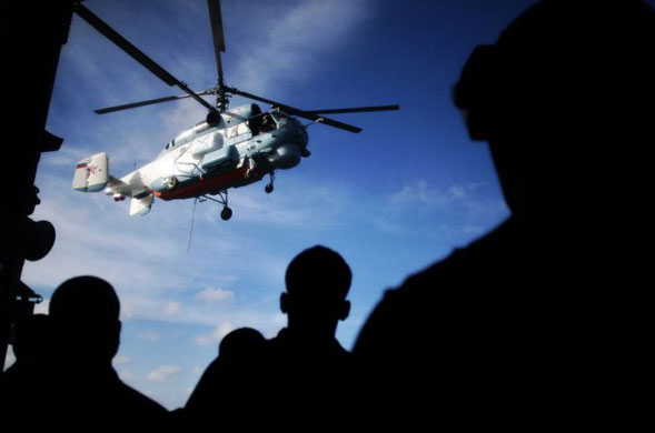 Gallery December 3 2008: Venezuelan marines observe a Russian KA-27 helicopter